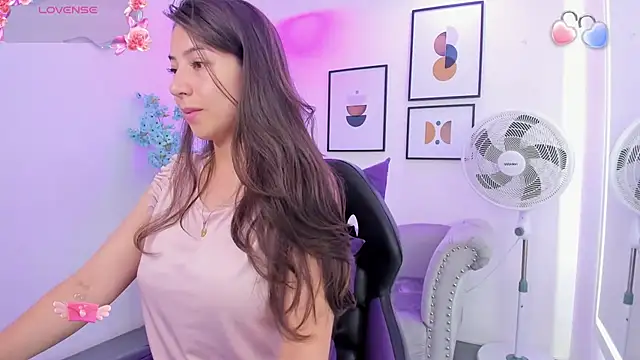 Snapshot of Ema_louis_ chatting on February 3, 12:47 pm Ema louis online show from February 3, 12:47 pm