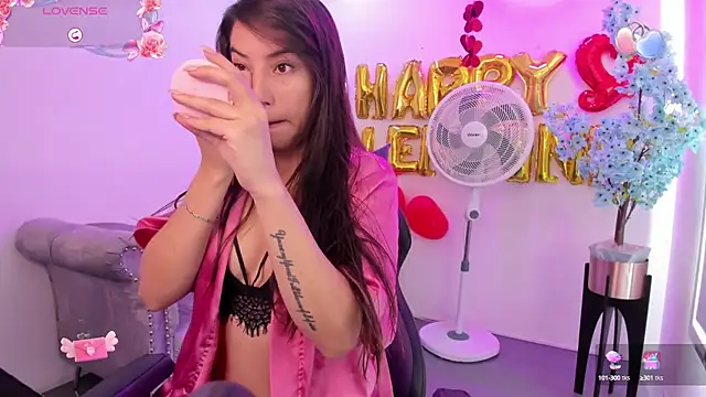 Snapshot of Ema_louis_ chatting on February 18, 12:28 pm Ema louis online show from February 18, 12:28 pm