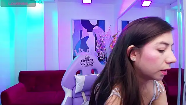 Snapshot of Ema_louis_ chatting on February 19, 10:23 am Ema louis online show from February 19, 10:23 am