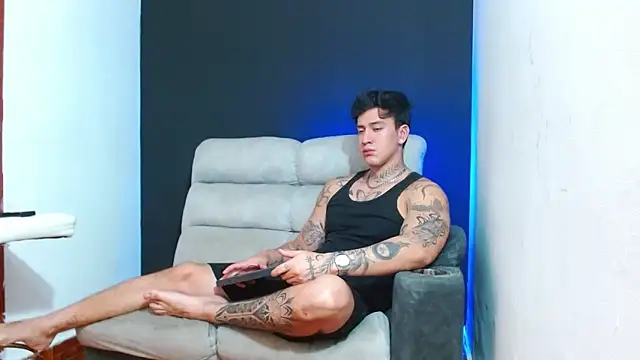 JUSTIN FULLER1 online show from June 11, 3:32 pm