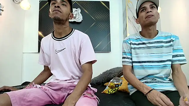 Snapshot of JordanAndAndrew chatting on December 15, 10:25 pm JordanAndAndrew online show from December 15, 10:25 pm