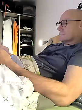 bogland33 online show from December 15, 8:02 pm