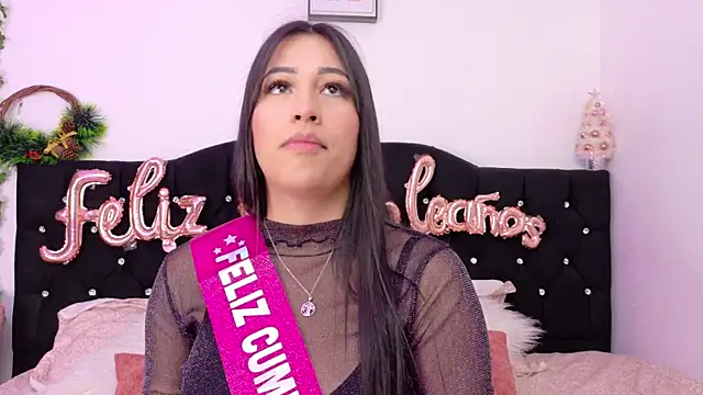 Snapshot of Sara_Kurt chatting on December 4, 3:21 pm Sara Kurt online show from December 4, 3:21 pm