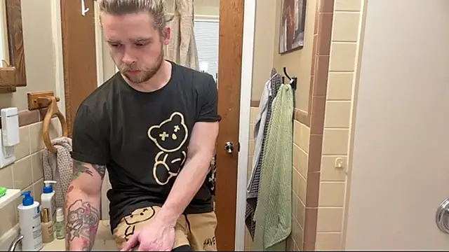 Snapshot of DaddydayDrinkzz chatting on December 17, 5:24 am DaddydayDrinkzz online show from December 17, 5:24 am