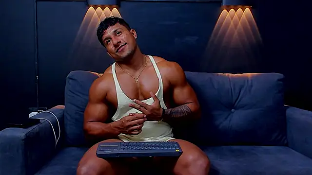 Snapshot of CallumMuscle chatting on February 14, 3:33 am CallumMuscle online show from February 14, 3:33 am