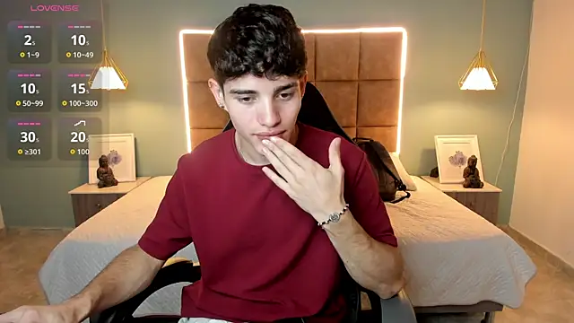 AlejooTwink online show from May 2, 3:44 am