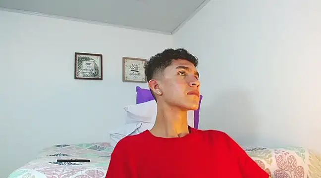 Noah tyler  online show from December 4, 1:14 am