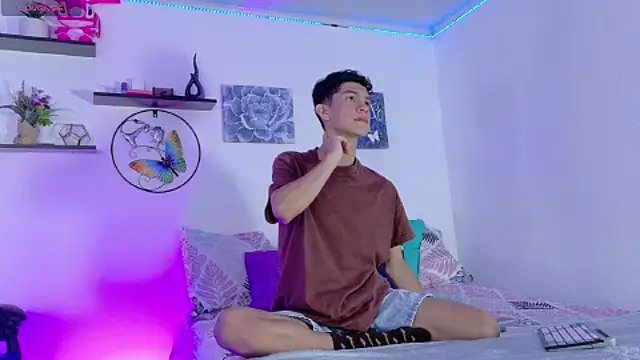 Noah tyler  online show from October 3, 10:29 pm