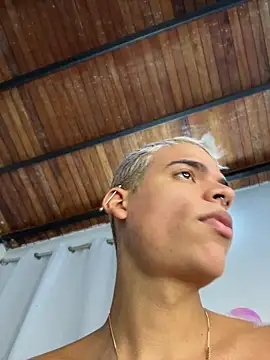 Snapshot of Leo_bunny_hot chatting on June 3, 10:37 pm Leo bunny hot online show from June 3, 10:37 pm