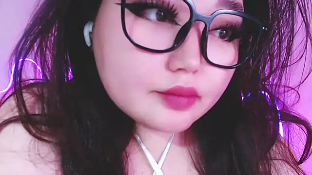 Snapshot of amina_moonlightt chatting on August 1, 7:02 pm amina moonlightt online show from August 1, 7:02 pm