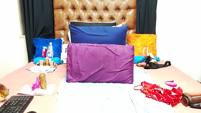 Hotxbums22 online show from October 5, 7:01 pm