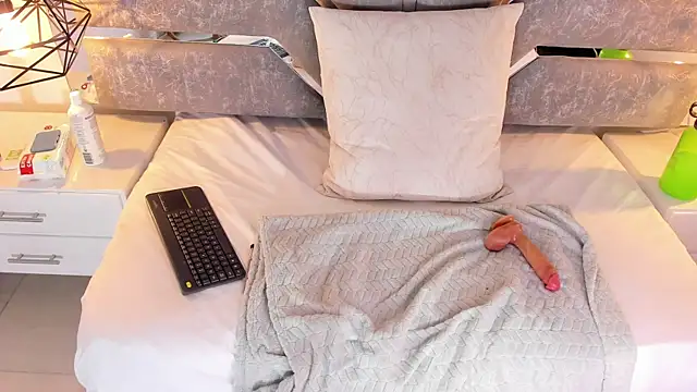 Snapshot of Slut_Milf_ chatting on June 17, 5:36 pm Slut Milf online show from June 17, 5:36 pm