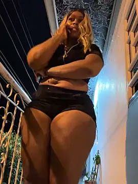 Snapshot of Lilybaudinx96 chatting on January 6, 5:44 am Lilybaudinx96 online show from January 6, 5:44 am