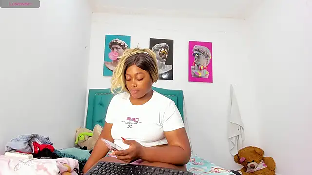 Snapshot of Lilybaudinx96 chatting on February 12, 2:17 am Lilybaudinx96 online show from February 12, 2:17 am