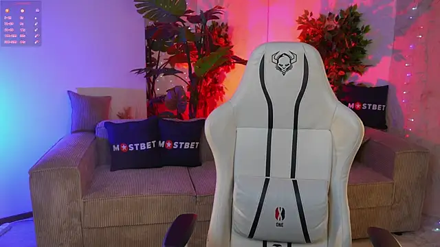 Magnetic Mia  online show from December 2, 7:38 pm