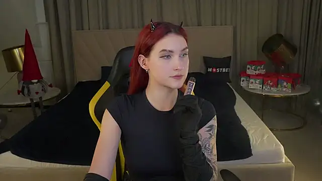 Magnetic Mia  online show from January 4, 8:16 pm