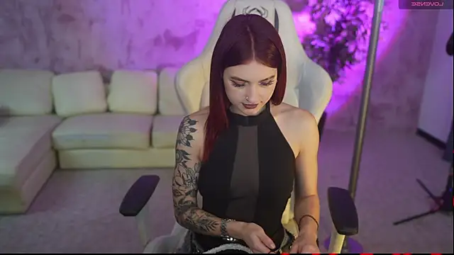 Magnetic Mia  online show from December 3, 3:47 am