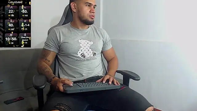 Snapshot of Aaron_Hunter_ chatting on September 27, 8:08 am Aaron Hunter online show from September 27, 8:08 am