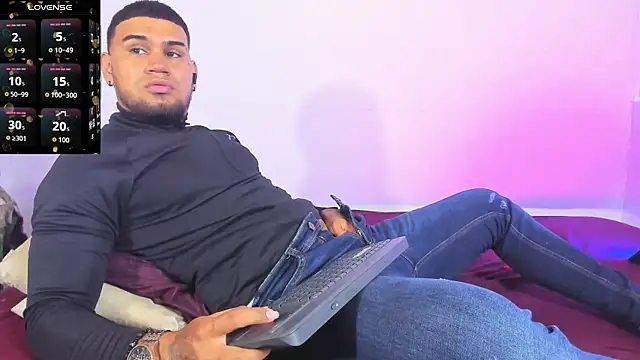 Snapshot of Aaron_Hunter_ chatting on November 3, 11:04 pm Aaron Hunter online show from November 3, 11:04 pm