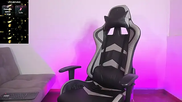 Snapshot of Aaron_Hunter_ chatting on November 21, 7:18 am Aaron Hunter online show from November 21, 7:18 am