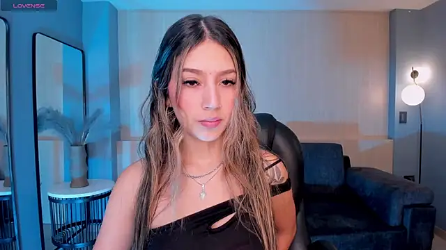 Snapshot of TaraLawrence chatting on February 18, 3:21 am TaraLawrence online show from February 18, 3:21 am