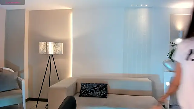 Snapshot of TaraLawrence chatting on October 25, 4:53 am TaraLawrence online show from October 25, 4:53 am