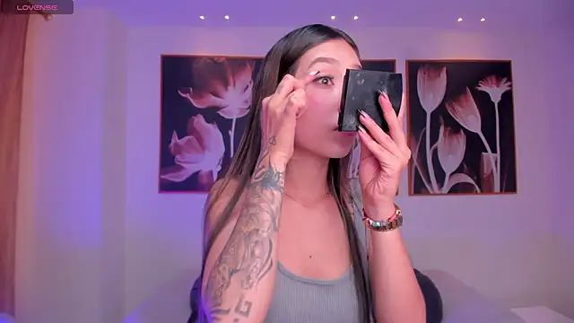 Snapshot of TaraLawrence chatting on November 21, 3:27 am TaraLawrence online show from November 21, 3:27 am