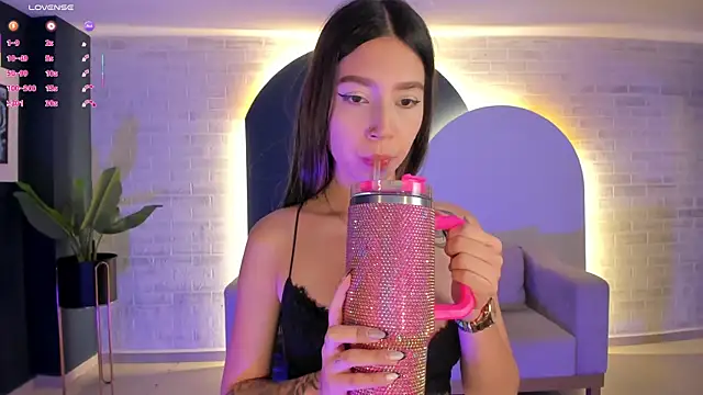 Snapshot of TaraLawrence chatting on November 29, 4:15 am TaraLawrence online show from November 29, 4:15 am