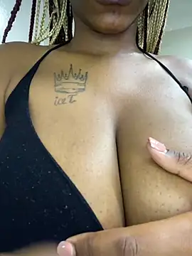 Snapshot of BeautyAuroa chatting on March 8, 4:01 am BeautyAuroa online show from March 8, 4:01 am