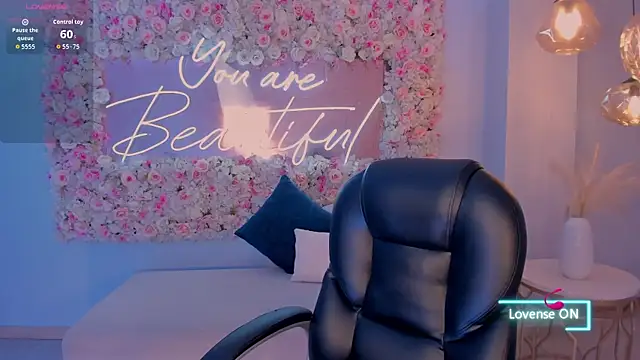 Snapshot of MaddisonLowe chatting on November 11, 5:07 am MaddisonLowe online show from November 11, 5:07 am