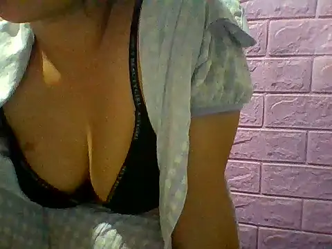 Snapshot of Mimi18x chatting on June 29, 10:15 am Mimi18x online show from June 29, 10:15 am