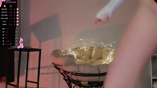 Lili Roze  online show from January 7, 12:45 am