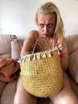 Snapshot of Melinastarr chatting on November 17, 11:38 am Melinastarr online show from November 17, 11:38 am