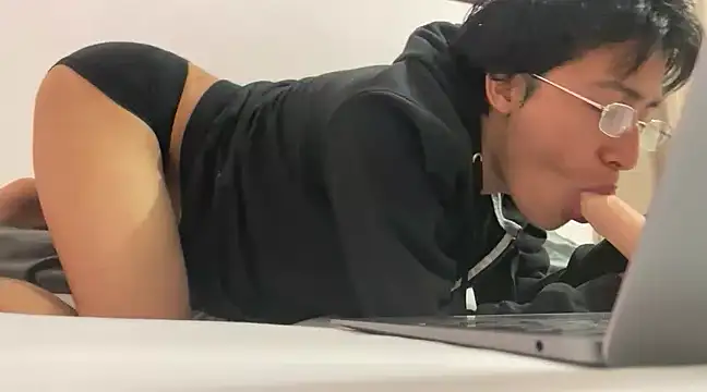 Snapshot of Akaerizz chatting on December 6, 6:15 am Akaerizz online show from December 6, 6:15 am