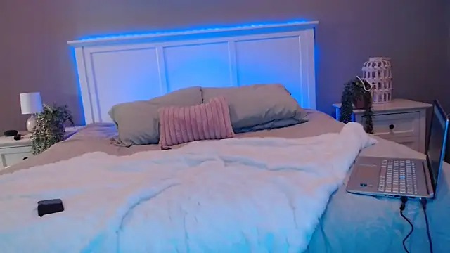 Snapshot of Naughty_pussy2cum chatting on January 3, 10:29 pm Naughty pussy2cum online show from January 3, 10:29 pm