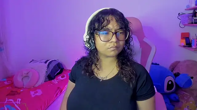 Snapshot of im_angels77 chatting on December 16, 3:33 am im angels77 online show from December 16, 3:33 am