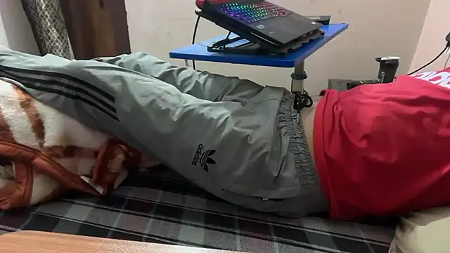 Snapshot of sexyboy09 chatting on October 28, 12:19 pm sexyboy09 online show from October 28, 12:19 pm