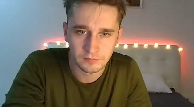 Snapshot of Frank07021 chatting on December 13, 11:28 pm Frank07021 online show from December 13, 11:28 pm