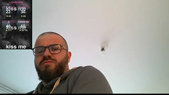 Snapshot of CaroAndMarc chatting on December 19, 11:17 am CaroAndMarc online show from December 19, 11:17 am