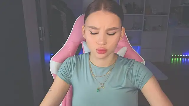 Snapshot of doll_barbieee chatting on June 23, 1:09 pm doll barbieee online show from June 23, 1:09 pm
