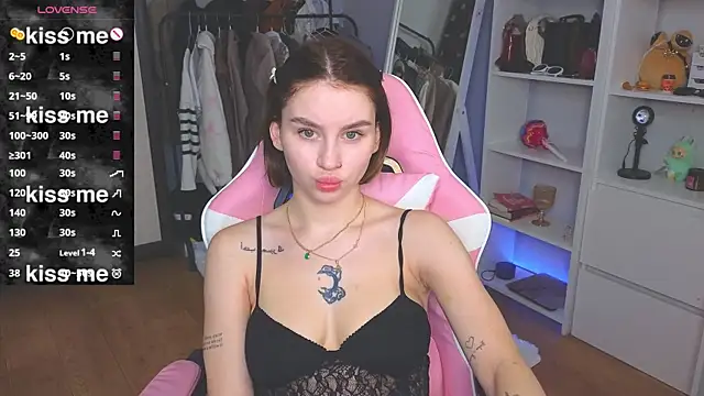 Snapshot of doll_barbieee chatting on July 12, 10:34 pm doll barbieee online show from July 12, 10:34 pm