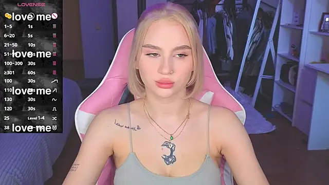 Snapshot of doll_barbieee chatting on August 3, 2:00 pm doll barbieee online show from August 3, 2:00 pm