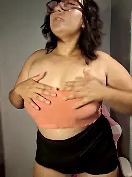 Snapshot of alexxaa96 chatting on February 20, 2:29 am alexxaa96 online show from February 20, 2:29 am