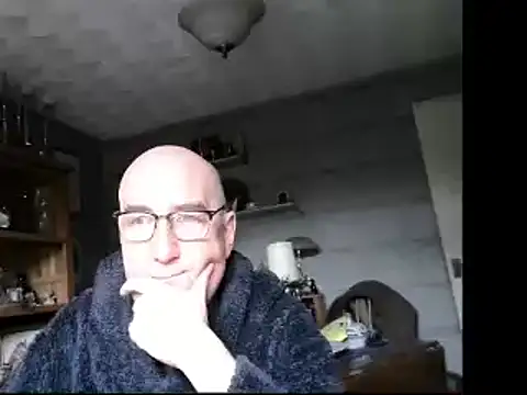 Snapshot of Adamdaddybear chatting on December 10, 9:23 am Adamdaddybear online show from December 10, 9:23 am