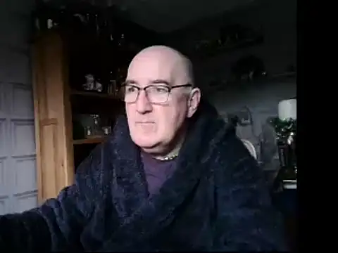 Snapshot of Adamdaddybear chatting on December 17, 9:17 am Adamdaddybear online show from December 17, 9:17 am