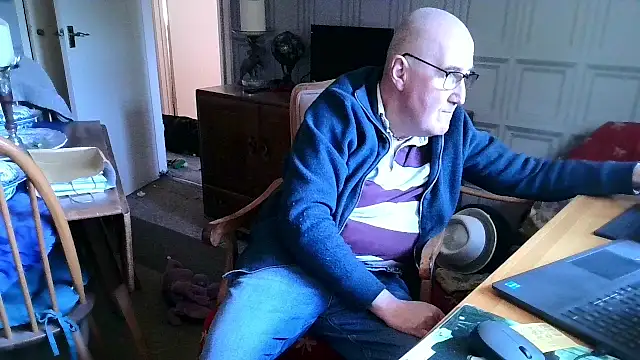 Snapshot of Adamdaddybear chatting on February 2, 1:41 pm Adamdaddybear online show from February 2, 1:41 pm