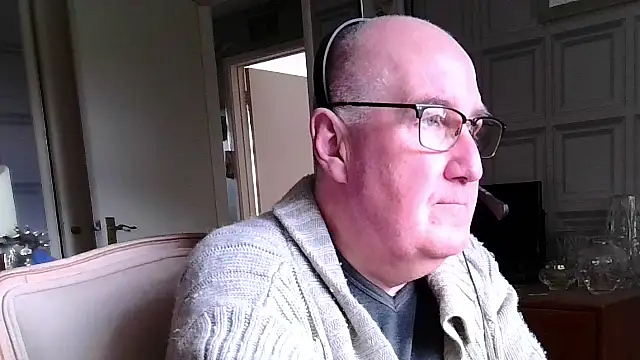 Snapshot of Adamdaddybear chatting on March 16, 2:22 pm Adamdaddybear online show from March 16, 2:22 pm