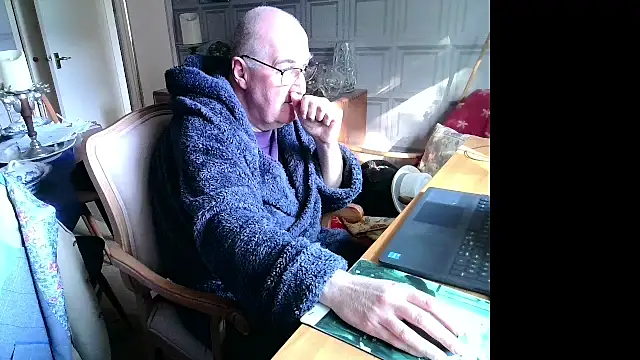 Snapshot of Adamdaddybear chatting on March 20, 9:15 am Adamdaddybear online show from March 20, 9:15 am