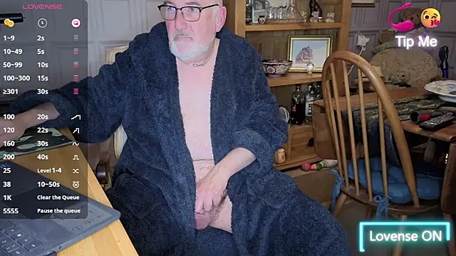 Snapshot of Adamdaddybear chatting on October 17, 8:22 pm Adamdaddybear online show from October 17, 8:22 pm