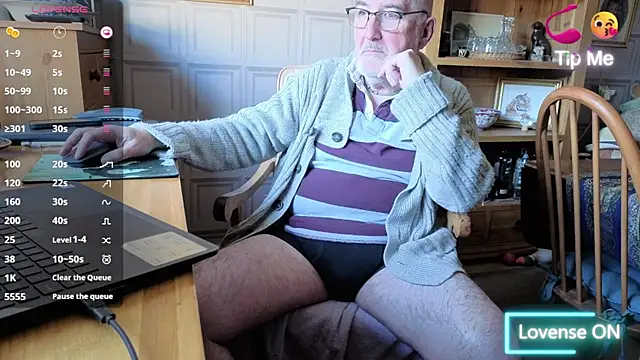 Snapshot of Adamdaddybear chatting on October 24, 1:51 pm Adamdaddybear online show from October 24, 1:51 pm